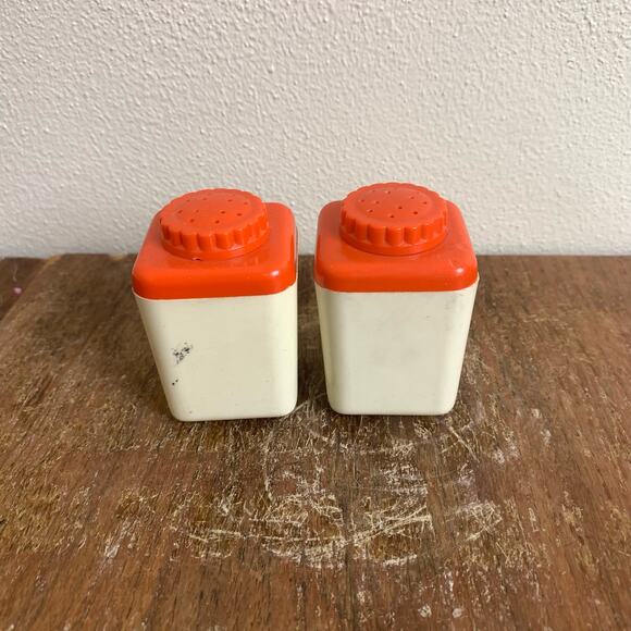 Vintage Retro Sterlite Plastic Orange Butterfly Salt & Pepper Shakers - Picture 3 of 7